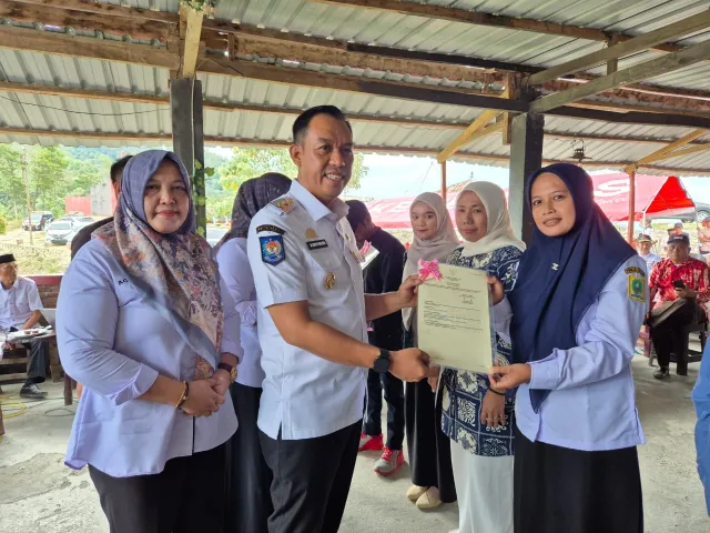 Wakil Bupati Sinjai, Andi Mahyanto Serahkan Sertifikat Tanah PTSL, Wujudkan Kepastian Hukum bagi Warga Desa Batu Belerang