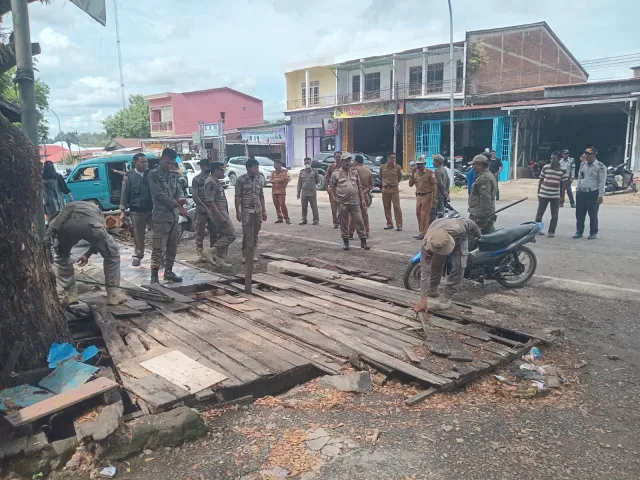 Pemkab Sinjai Gencarkan Penataan Pasar Sentral, Tertibkan Bangunan, Pangkas Pohon, dan Bersihkan Area