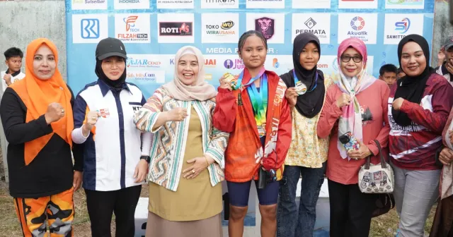 Tutup Kejuaraan Renang Tingkat Kabupaten, Bupati Ratnawati  Tekankan Pentingnya Pemetaan Atlet Berbakat