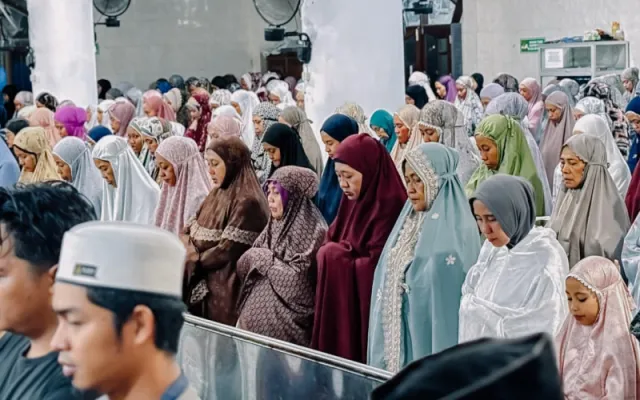 Bupati Sinjai Tarawih Bersama Warga di Masjid Agung Nujumul Ittihad