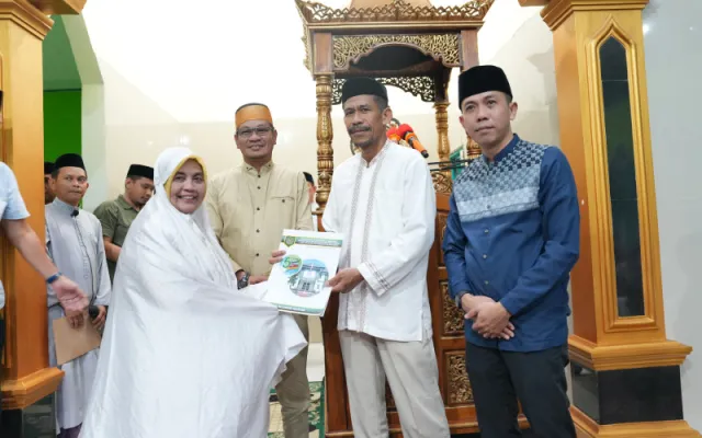 Safari Ramadan di Sinjai Selatan, Bupati Ratnawati Serahkan Bantuan Keagamaan dan Ajak Perkuat Sinergi