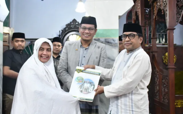 Safari Ramadan di Sinjai Utara: Bupati Ratnawati Serahkan Bantuan dan Ajak Masyarakat Sukseskan Renovasi Masjid Agung