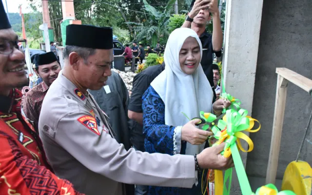 Ditandai Pengguntingan Pita, Bupati Sinjai Resmikan Masjid Al Munawwarah di Pattalassang