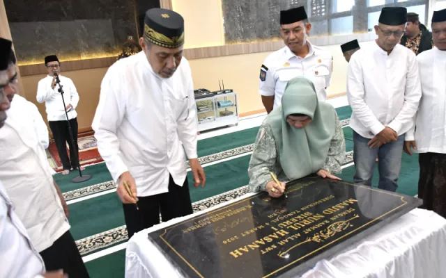 Didampingi Wabup, Bupati Ratnawati Resmikan Masjid Nurul Hasanah Bikeru I Sinjai Selatan