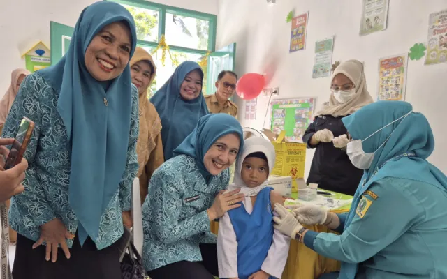 Pantau Langsung Imunisasi Campak di TK Pembina, Ketua TP-PKK Sinjai Edukasi Pentingnya Imunisasi Campak