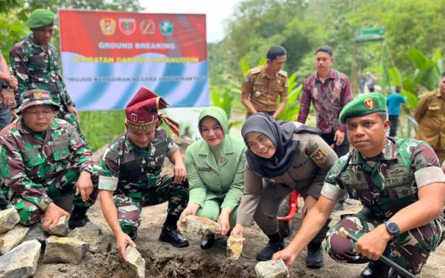 Didampingi Bupati, Pangdam XIV/Hasanuddin Letakkan Batu Pertama Pembangunan Jembatan Gantung di Sinjai Selatan