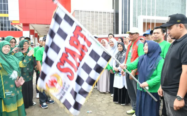 Bupati Ratnawati Lepas Peserta Jalan Sehat, Meriahkan Milad ke-6 UMSi