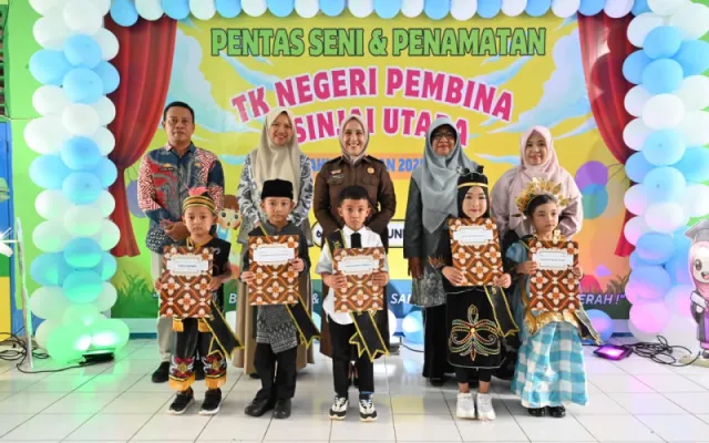 Rozalina Andi Mahyanto Hadiri Penamatan 77 Siswa TK Negeri Pembina Sinjai Utara