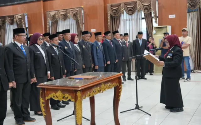 Bupati Ratnawati Lantik Pejabat Pimpinan Tinggi Pratama, Tekankan Inovasi dan Pelayanan Publik