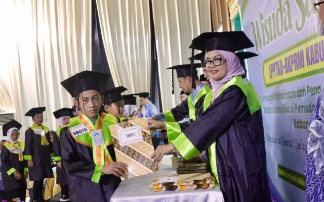 Wakili Bupati, Asisten I Setdakab Sinjai Hadiri Wisuda 358 Santri BKPRMI Sinjai