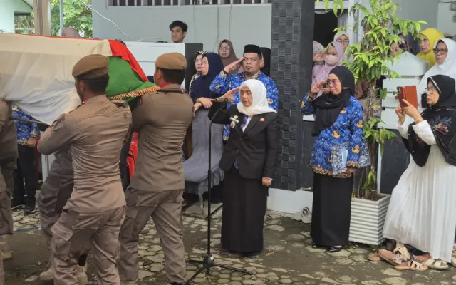 Bupati Ratnawati Pimpin Upacara Persemayaman Mantan Kadis PUPR Sinjai Ir. Tjetjep Maman