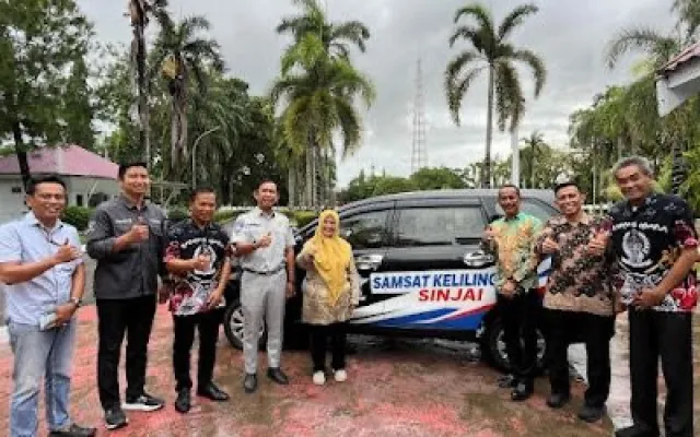 Bupati Sinjai Serahkan Mobil Samsat Keliling Demi Genjot Opsen PKB