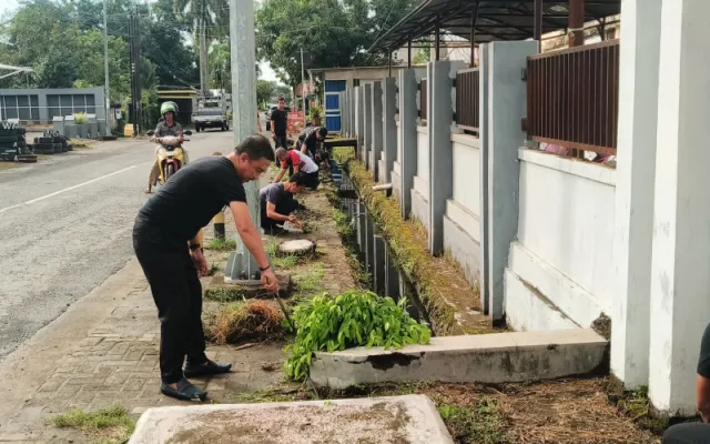 Dinas Kominfo Sinjai Gelar Kerja Bakti Rutin, Wujudkan Lingkungan Kerja Bersih dan Sehat