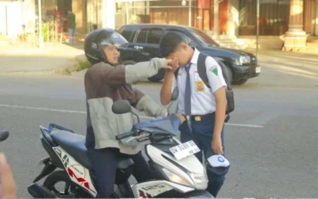 Kehadiran Ayah Warnai Hari Pertama Masuk Sekolah di SMP Negeri 1 Sinjai