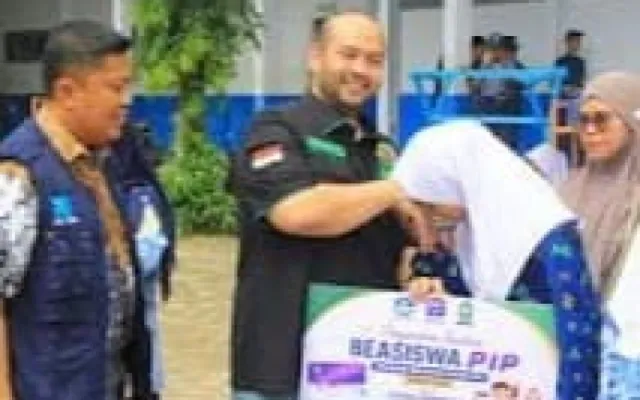 Kadisdik Sinjai Dampingi Achmad Fauzan Guntur Salurkan Bantuan PIP Kepada 135 Siswa