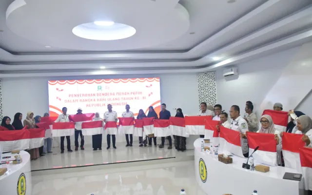 Pemkab Sinjai Mulai Gerakan Pembagian Bendera Merah Putih Sambut HUT ke-81 RI