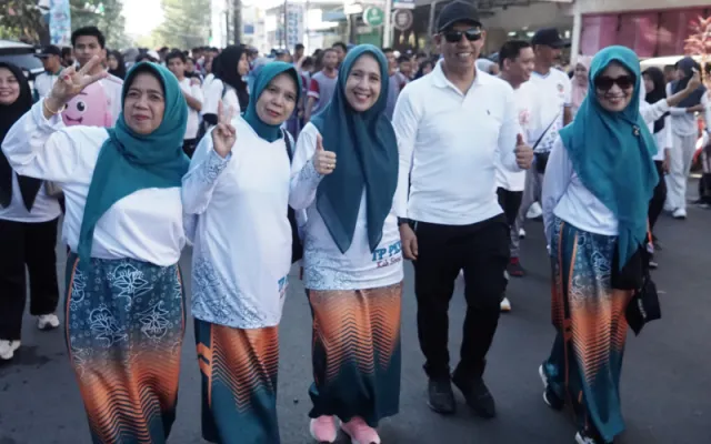 Ketua TP PKK dan Wakil Bupati Sinjai Semarakkan Jalan Sehat Anti Mager Rangkaian HUT Dekranas ke-46 dan HKG PKK ke-54
