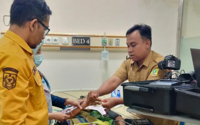 Disdukcapil Sinjai Jemput Bola Rekam KTP-el Pasien Kritis di Ruang ICU