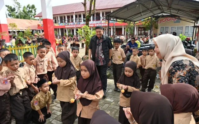 Kadisdik Sinjai Saksikan Beragam Kegiatan Hari Anak Nasional di Dua Sekolah