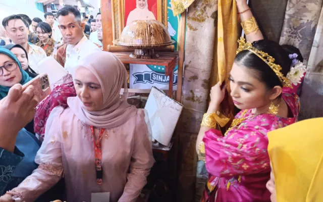 Selvi Gibran Terpikat Produk Ecoprint Dekranasda Sinjai di Pameran HUT ke-46 Dekranas