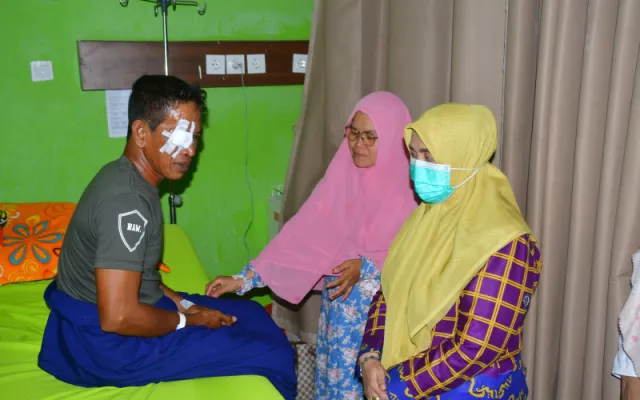Bupati Sinjai Jenguk Pegawai Pemadam Kebakaran Yang Jalani Operasi Mata Akibat Kecelakaan Kerja