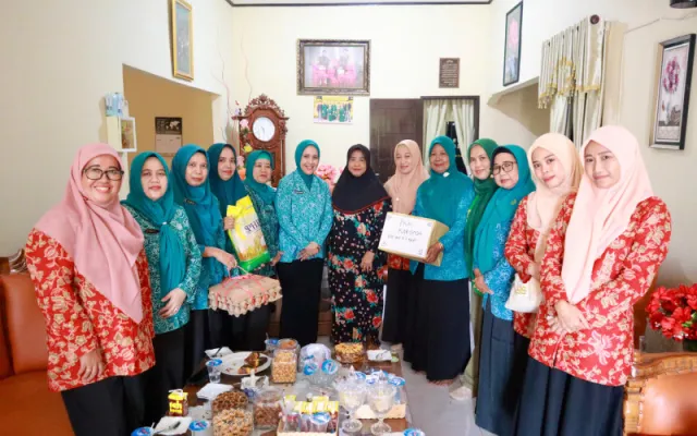 Sambut HUT ke-81 RI, Ketua TP PKK Sinjai Anjangsana ke Sejumlah Warga