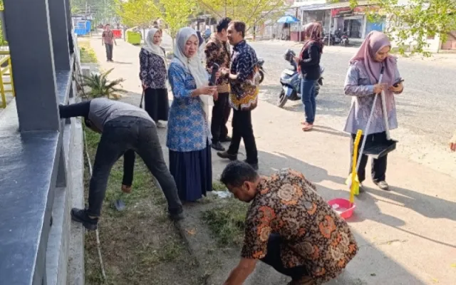 Kadisperindag dan ESDM Sinjai Pimpin Kerja Bakti di Alun-Alun Sinjai Bersatu