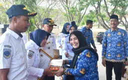 Diserahkan Bupati Sinjai, Tiga Pegawai Dishub Menerima Penghargaan Sebagai Pegawai Teladan