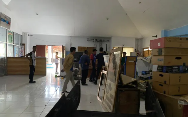 Pimpin Kerja Bakti, Sekretaris Diskominfo Sinjai Ajak ASN Jaga Kebesihan Lingkungan Kerja