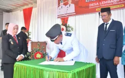 Bupati Ratnawati Arif Lantik Muhammad Hasbi Siddiq sebagai Kades Lembang Lohe