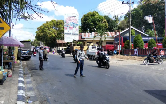 Dishub dan Satlantas Polres Sinjai Atur Lalu Lintas di Tengah Antrean BBM Sejumlah SPBU