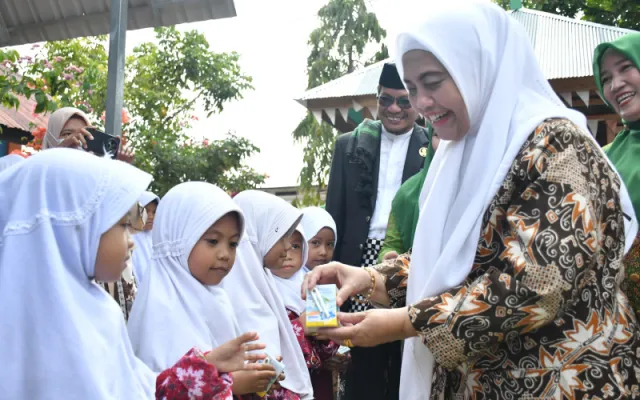 Bupati Sinjai Bersama Muslimat NU Perkuat Gizi Anak Lewat Bantuan Susu