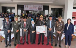 Bupati Ratnawati Berikan Apresiasi Tokoh Peduli Pemuda dan Penggerak Olahraga di Hari Sumpah Pemuda