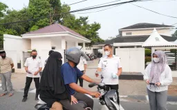 Cegah Dampak Kabut Asap, Wabup Sinjai Turun ke Jalan Bagikan Masker kepada Pengendara