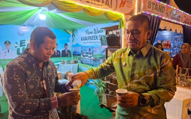 Bupati Luwu Timur Kunjungi Stand Sinjai, Cicipi Minas: “Enak, Penuh Energi”