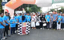 Semarakkan Hari Sumpah Pemuda, Bupati Sinjai Lepas Jalan Santai KNPI Dirangkaikan Aksi Sosial