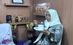 Bupati Ratnawati Kunjungi Stand Sinjai, Bakso Tuna Jadi Daya Tarik