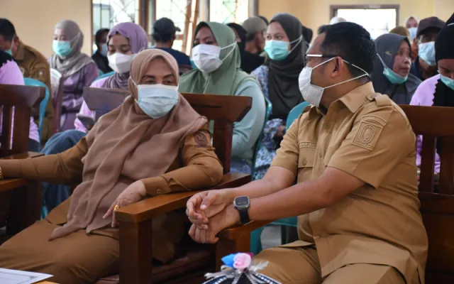 Didampingi Kadinkes Sinjai, Bupati Ratnawati Serahkan Obat Pencegahan Kusta di Bulupoddo