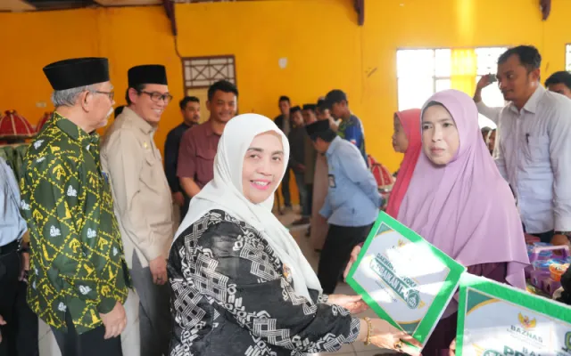 BAZNAS Sinjai Salurkan Bantuan Zakat untuk Mustahik di Tellulimpoe, Bupati Dorong Pemberdayaan Ekonomi