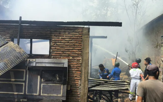 Kebakaran Rumah di Sinjai Timur, Kerugian Ditaksir Rp70 Juta, Pemkab Sinjai Imbau Warga Tingkatkan Kewaspadaan