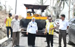 Perjuangkan Akses Ekonomi Masyarakat, Bupati Sinjai Pantau Pembangunan Jalan di Bulupoddo