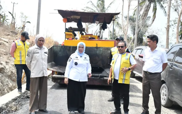 Perjuangkan Akses Ekonomi Masyarakat, Bupati Sinjai Pantau Pembangunan Jalan di Bulupoddo