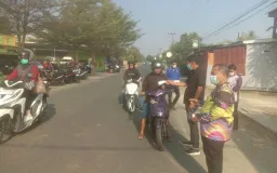 Cegah Dampak Kabut Asap Karhutla, Lurah Samataring Bersama Puskesmas Bagikan Masker kepada Warga