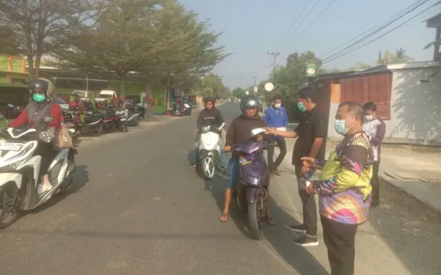 Cegah Dampak Kabut Asap Karhutla, Lurah Samataring Bersama Puskesmas Bagikan Masker kepada Warga