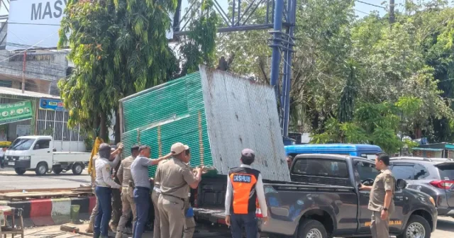 Pemkab Sinjai Tertibkan Pedagang di Area Parkir Pasar Sentral dan Pemangkasan Pohon