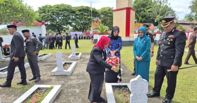 Peringati Hari Pahlawan Nasional, Bupati dan Wabup Ziarah Makam di TMP Mangottong