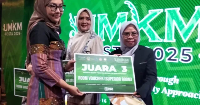 Ketua Dekranasda Sinjai Juara 3 Lomba Fashion Show UMKM FI3STA 2025