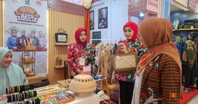 Stand Sinjai Diserbu Pengunjung di Expo Kreatif Dekranasda Sulsel, Produk UMKM Laris Manis