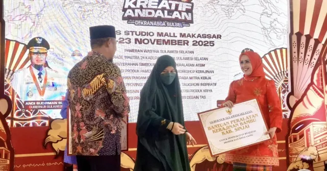 Rozalina A. Mahyanto Terima Bantuan Peralatan Bambu dari Dekranasda Sulsel, Optimis Kerajinan Sinjai Naik Kelas