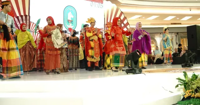 Dekranasda Sinjai Tampil Memukau dalam Pawai Karnaval Expo Kreatif Andalan Sulsel 2025